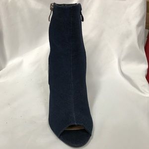 New denim piptoe boots on heels side zipping